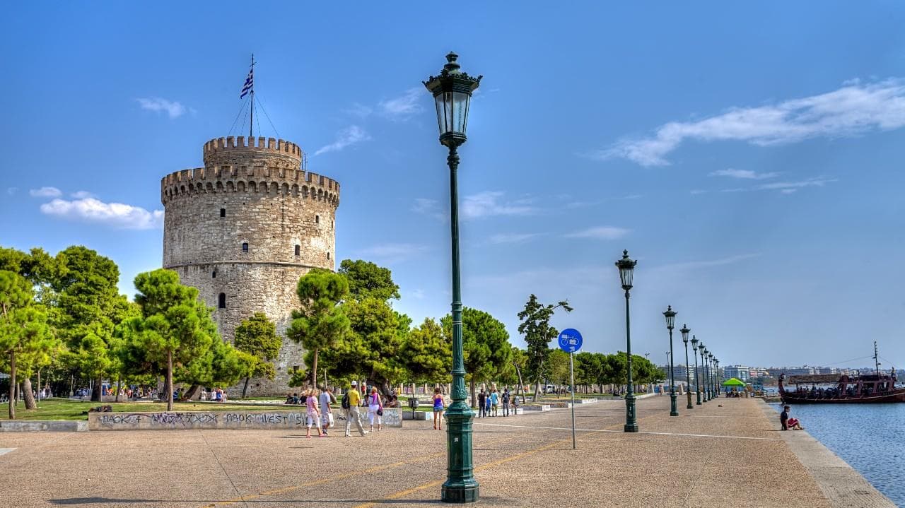 The White Tower on Thessaloniki’s waterfront beneath a clear blue sky